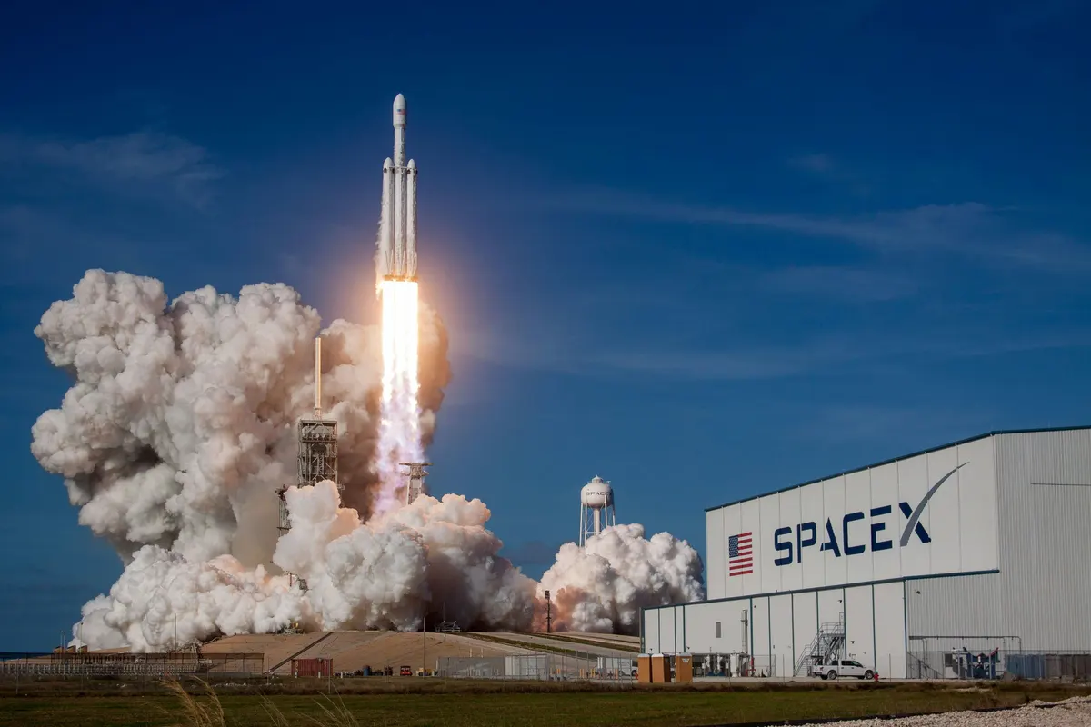 Ações da SpaceX recuam 11% no pré-mercado apesar de receita forte