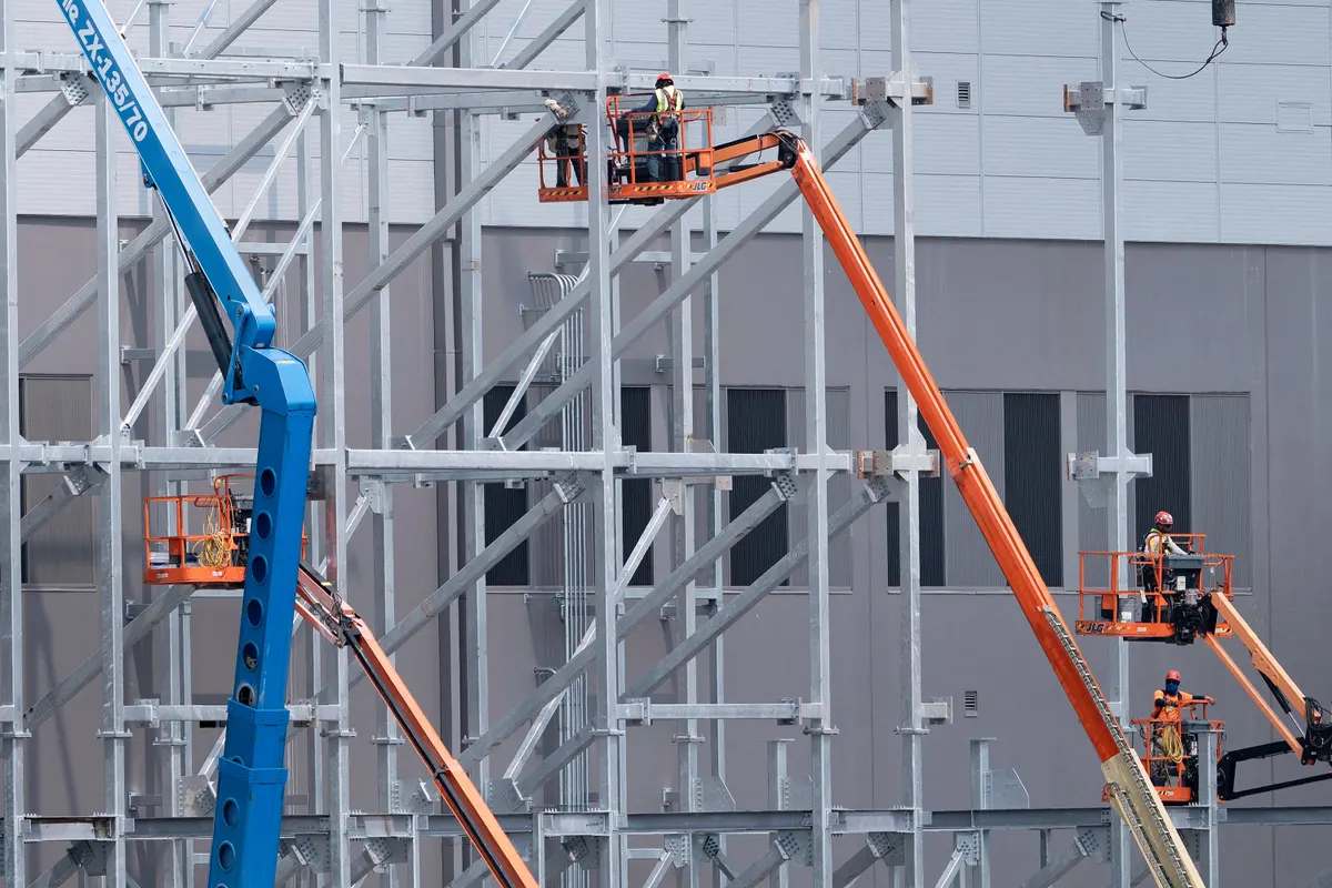 Boom de data centers gera onda de empregos manuais, mas reação pública ameaça o ritmo